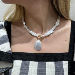 COLLAR BLANCO PIEDRA GRIS