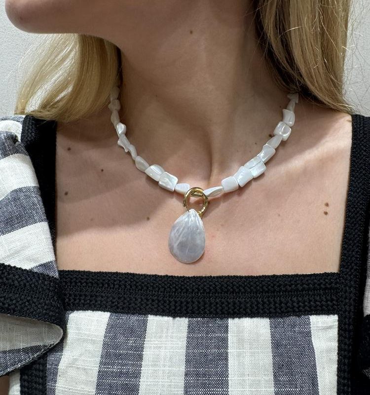 COLLAR BLANCO PIEDRA GRIS